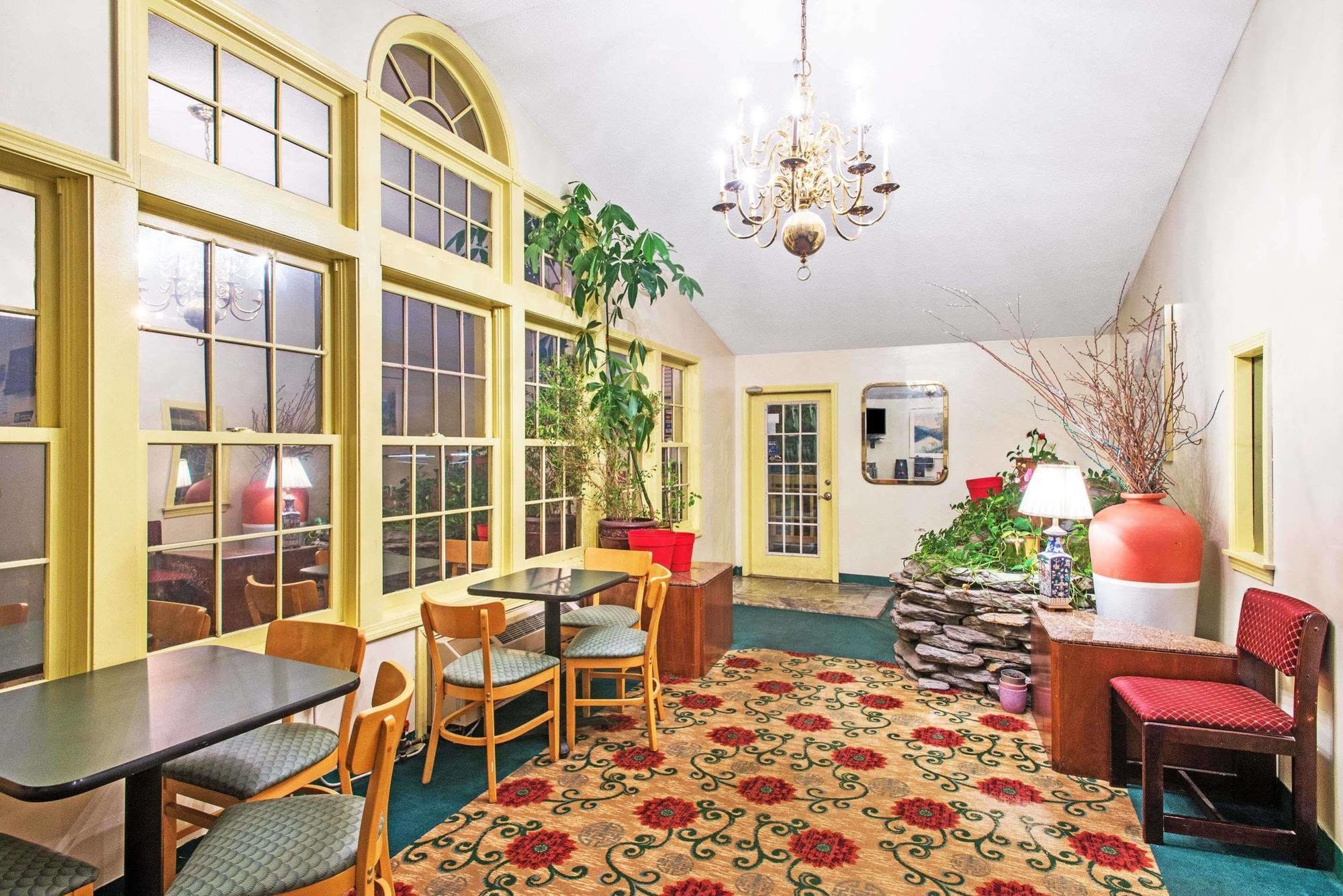 Knights Inn Hadley Екстериор снимка