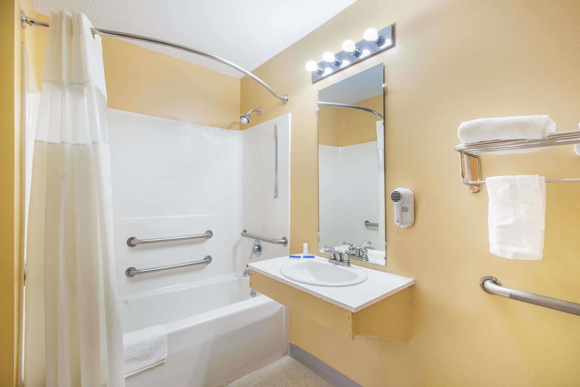 Knights Inn Hadley Екстериор снимка
