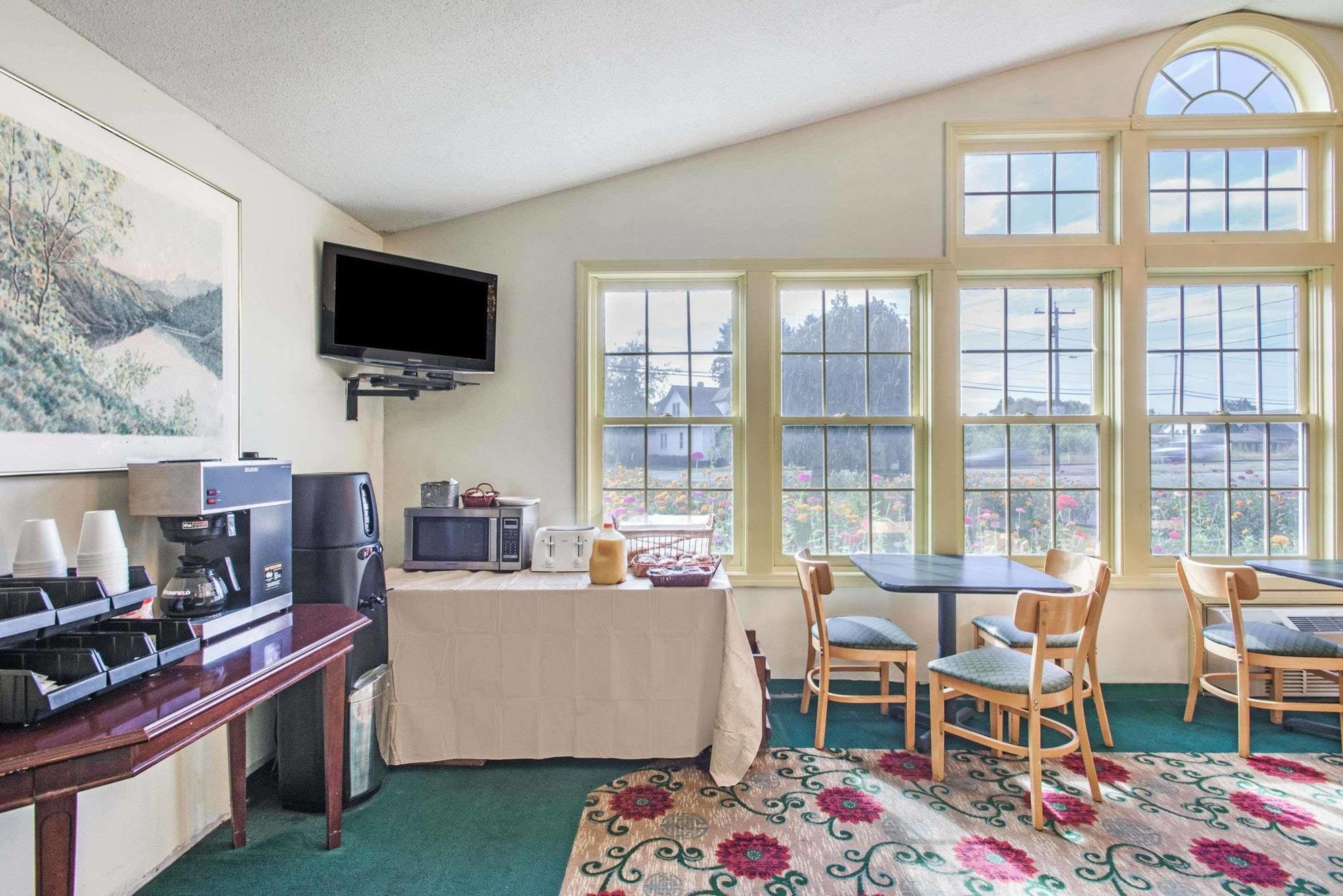 Knights Inn Hadley Екстериор снимка