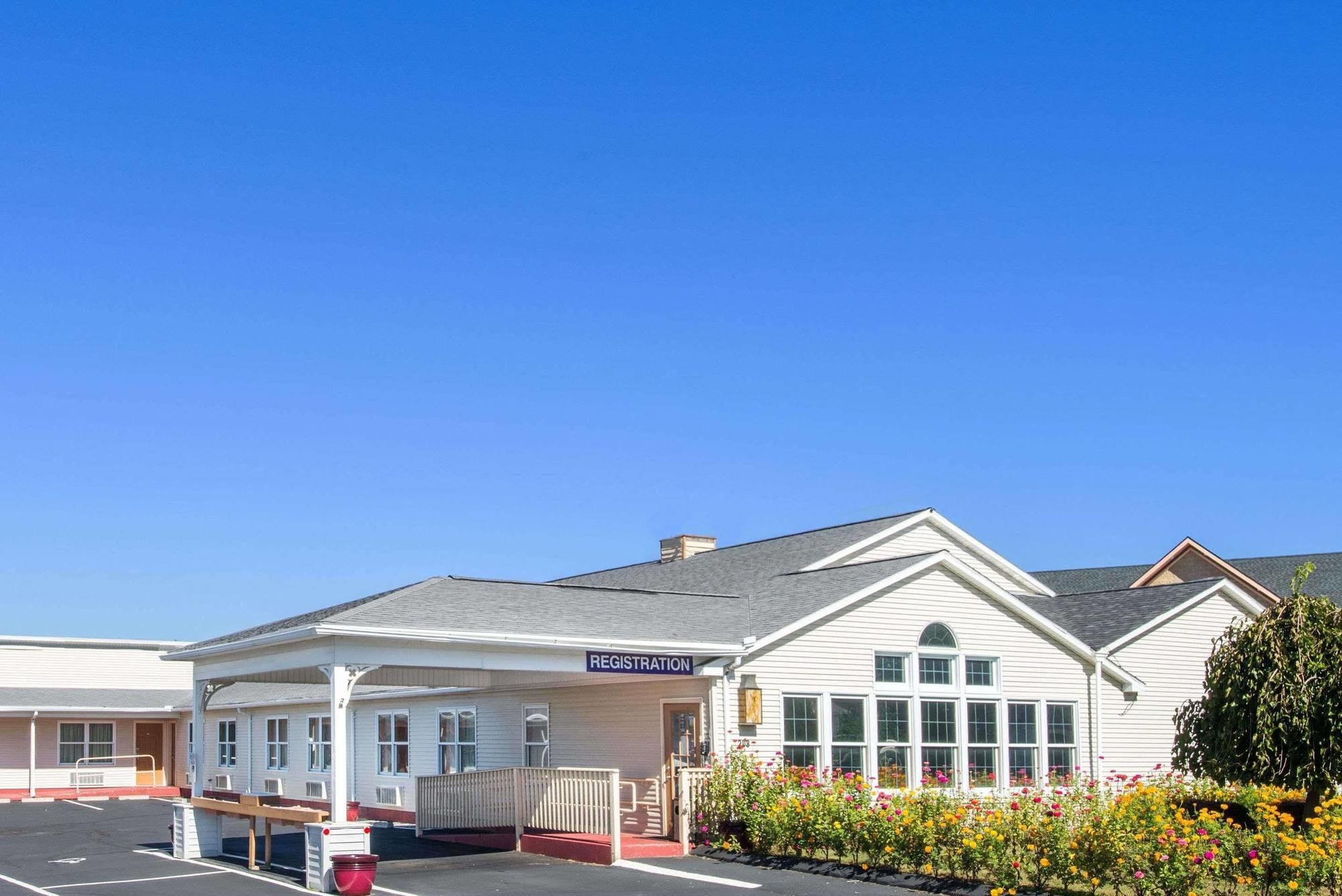 Knights Inn Hadley Екстериор снимка