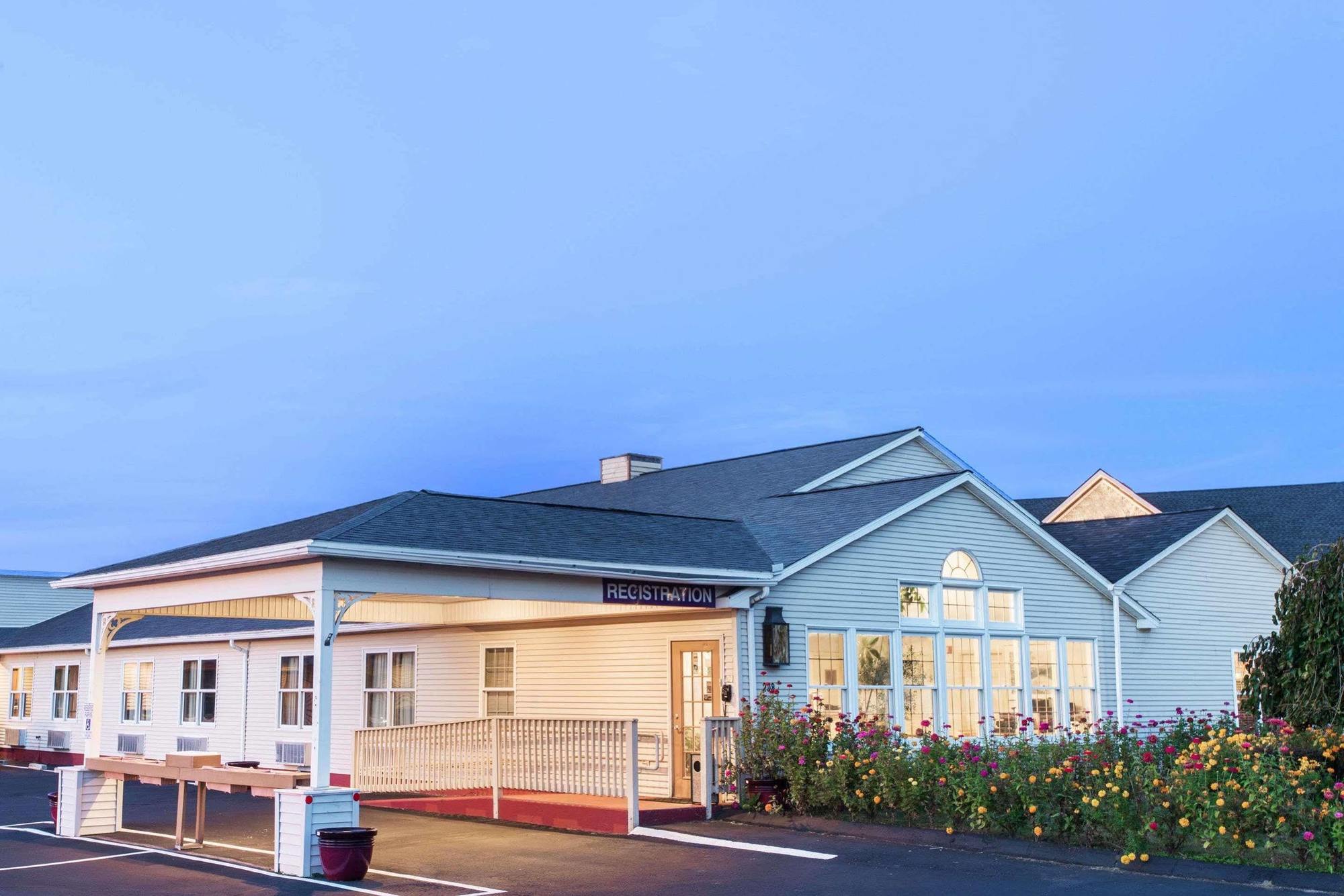 Knights Inn Hadley Екстериор снимка